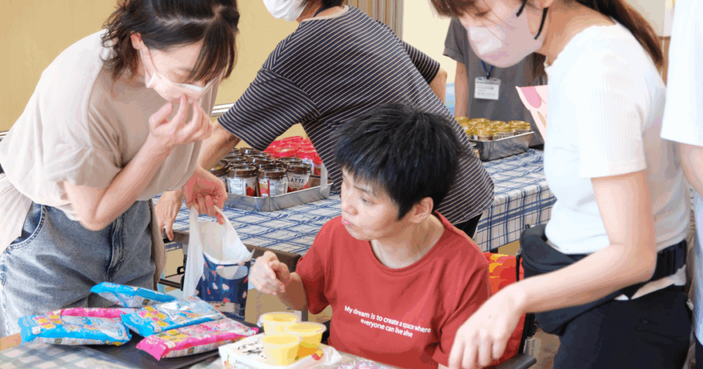 職員と一緒に駄菓子を選ぶ利用者様