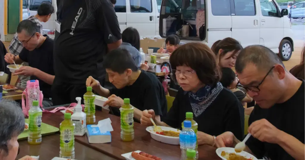出演後にカレーを食べている様子